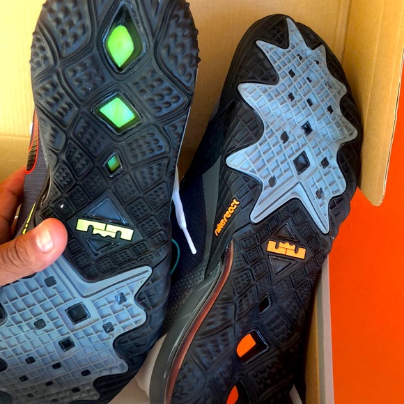 NIKE LEBRON 18 . Low Ep size 9.5 - Picture 6 of 8